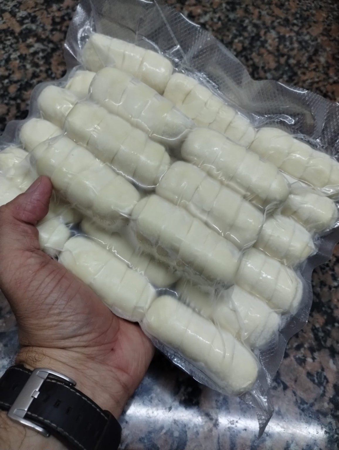 Tequeños presentados en empaque sellado al vacío